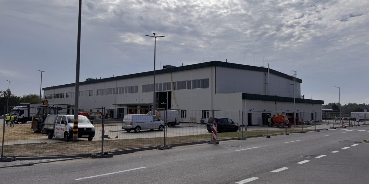 Budowa hali wysokiego składowania M1 na&nbsp;finiszu